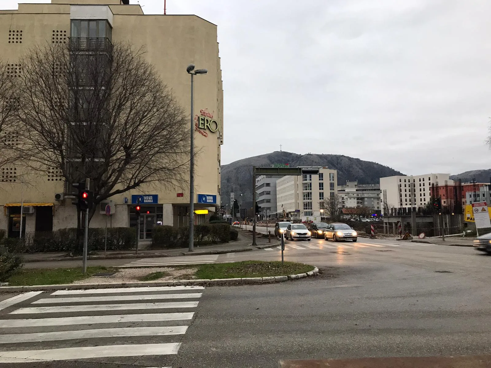 Uklonjen drvored ispred mostarskog Hotela Ere