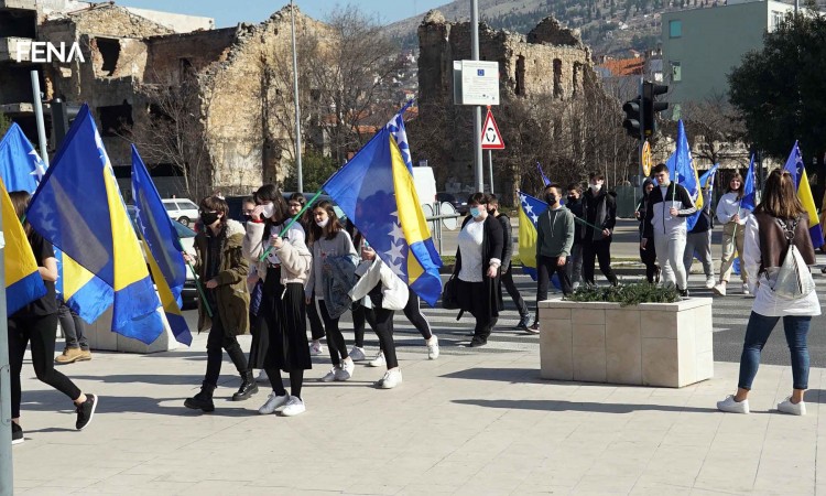 Mostarski učenici obilježili Dan neovisnosti BiH (VIDEO)