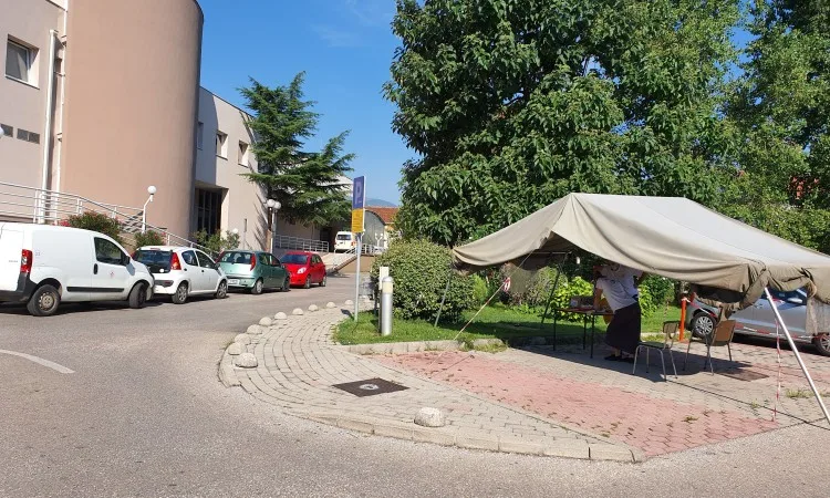 U HNK – u 228 novozaraženih, dok su u SKB – u preminule četiri osobe