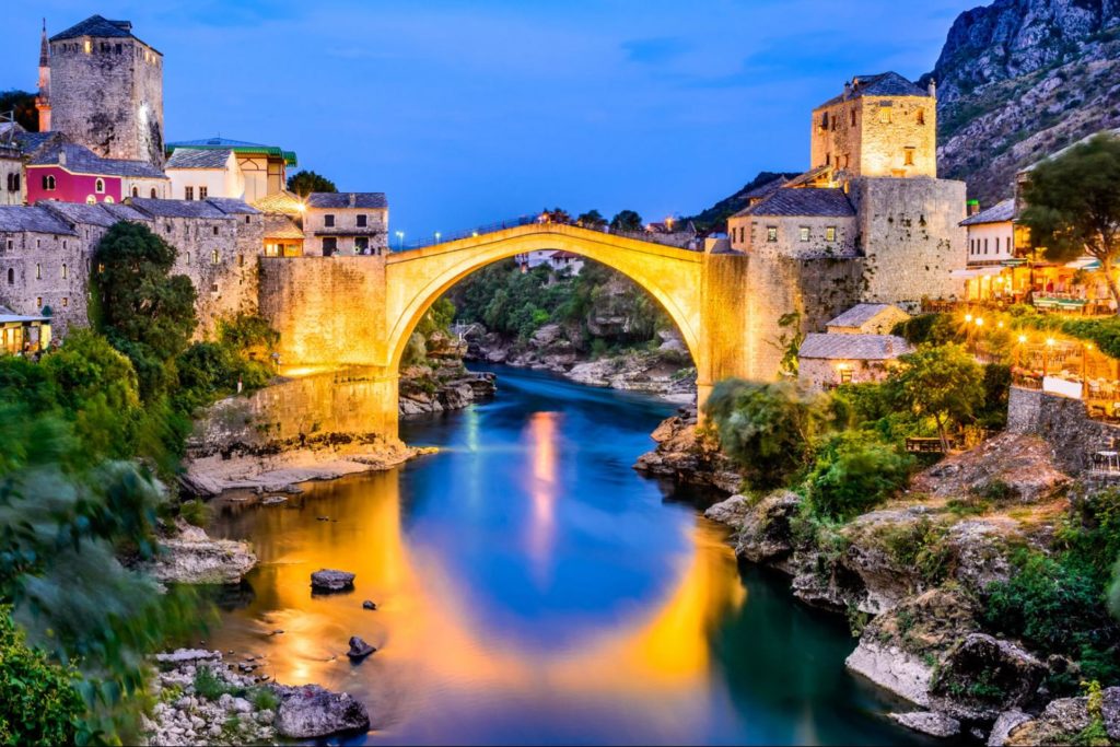 Izložba fotografija ‘Slušaj ona slikom priča’ u Mostaru i Podgorici