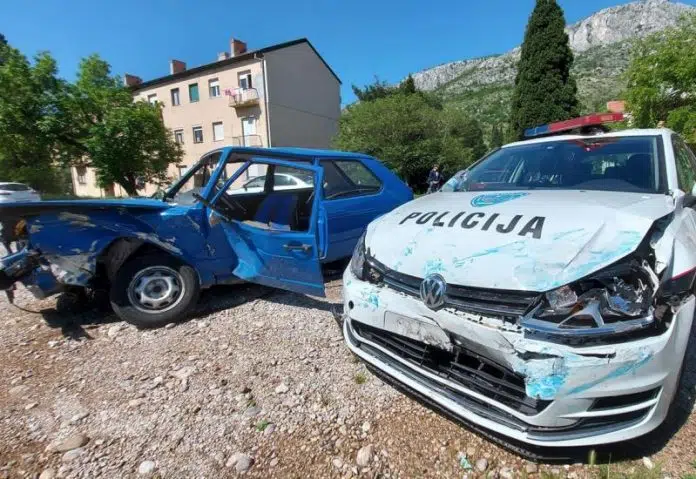 U sudaru u Mostaru učestvovalo policijsko vozilo, povrijeđene tri osobe