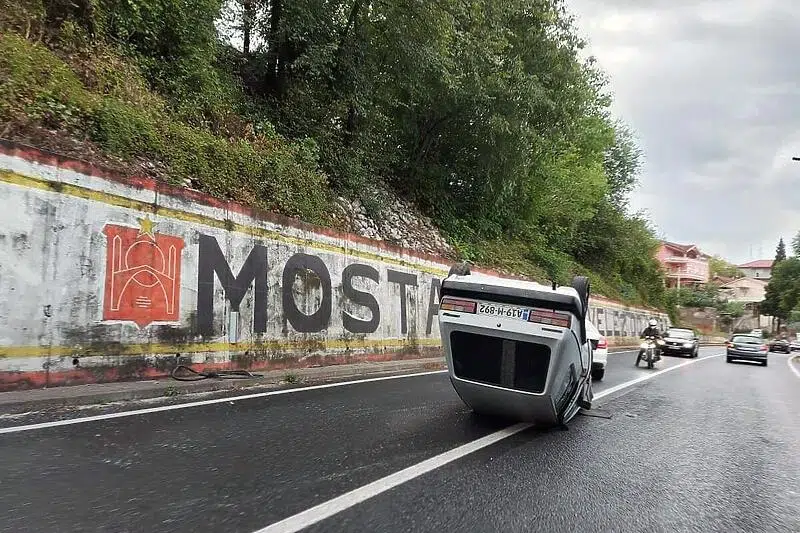Na magistralnom putu u Mostaru prevrnuo se Golf 1