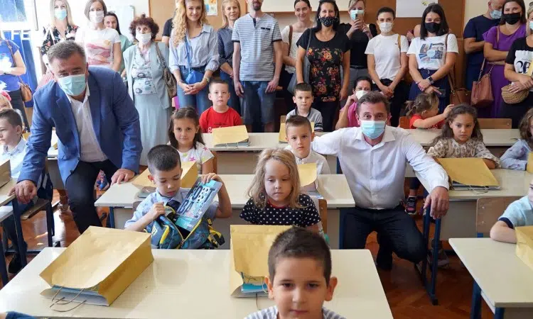 Počela nastava u HNK, u školskim klupama oko 24 hiljade đaka (VIDEO)