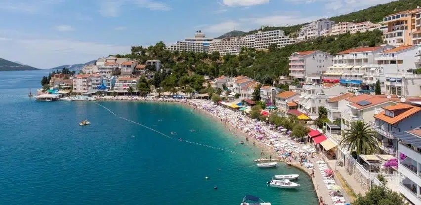 Zlostavljao turistkinju u Neumu i prisiljavao je na spolni odnos