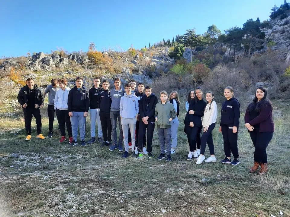 Eko HUB BLAGAJ/Novi Val i JU Osnovna škola Gnojnice održali akciju čišćenja i pošumljavanja na području Starog grada u Blagaju