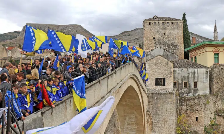 Skokom bez aplauza obilježena godišnjica rušenja Staroga mosta (VIDEO)