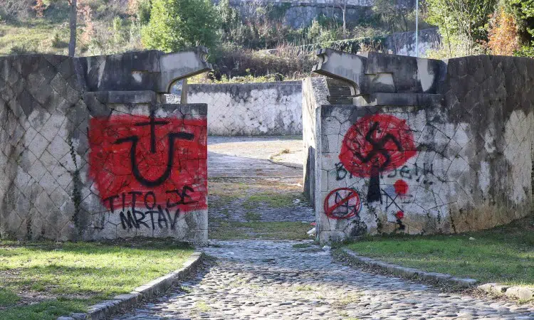 Oskvrnuto Partizansko groblje u Mostaru