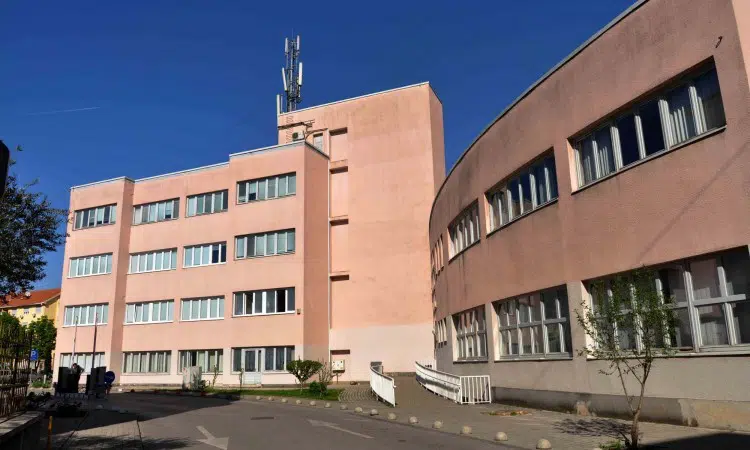 Dom zdravlja Mostar zatvara pojedine ambulante i preporučava odgađanje nastave