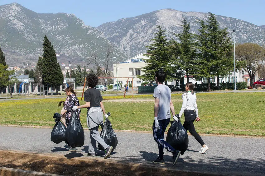 Mladi čistili kampus Univerziteta “Džemal Bijedić”
