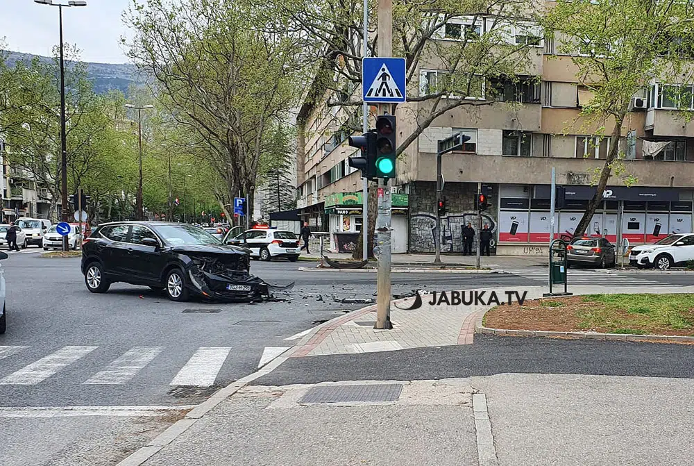Dvije osobe ozlijeđene u teškom sudaru na mostarskoj Aveniji