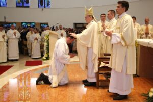 foto-čestitka: danas je kardinal bozanić zaredio 19 novih svećenika, među njima i jednog iz duvanjskog kraja
