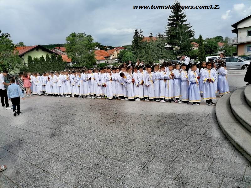 foto/video čestitka: u župi sv. mihovila tomislavgrad danas je prva sveta pričest, sakrament je primilo ukupno njih 85 (40 djevojčica i 45 dječaka)