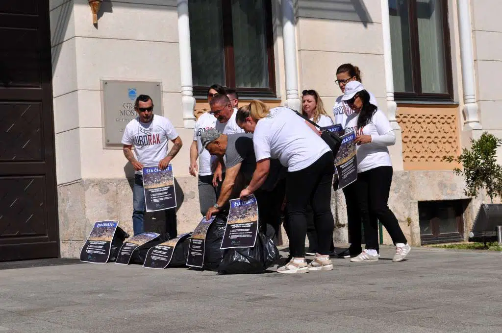 Performans ”Jer nas se tiče”: Vreće smeća sa Uborka pred zgradom Gradske vijećnice