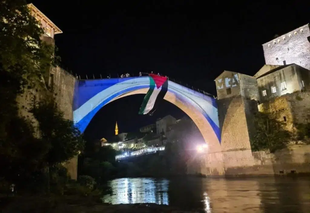 Zastava Palestine kao odgovor na osvjetljavanje Starog mosta bojama zastave Izraela