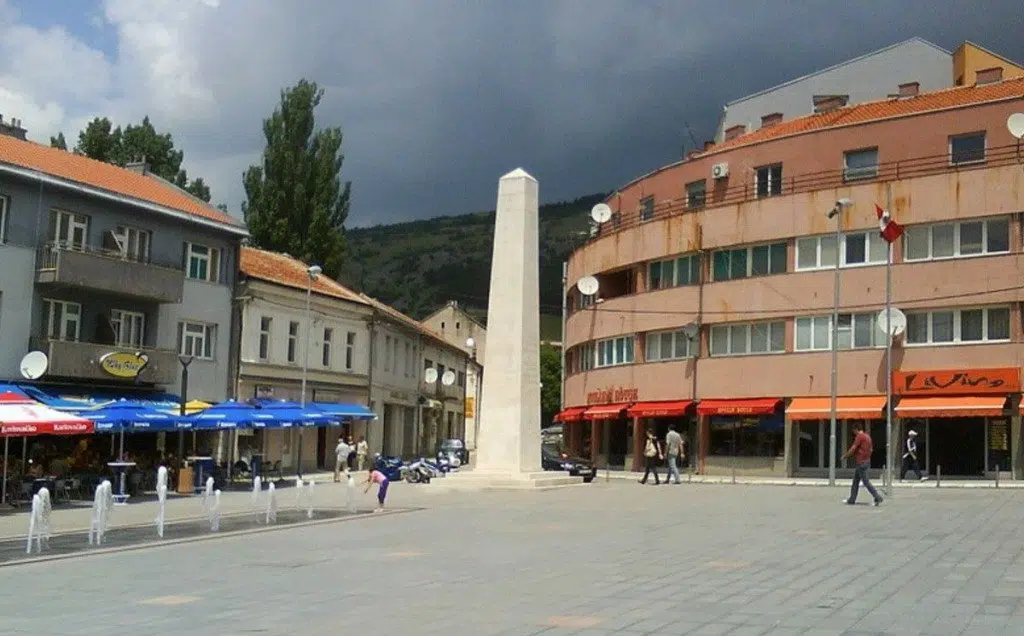 FOTO LIJEPO LIVNO JE MOGLO BITI KALIFORNIJA Nažalost, kuće se zatvaraju, a u 12 godina nestao je 51 razred osnovaca