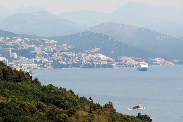 FOTO | Pogled na usidreni kruzer u Neumskom zaljevu