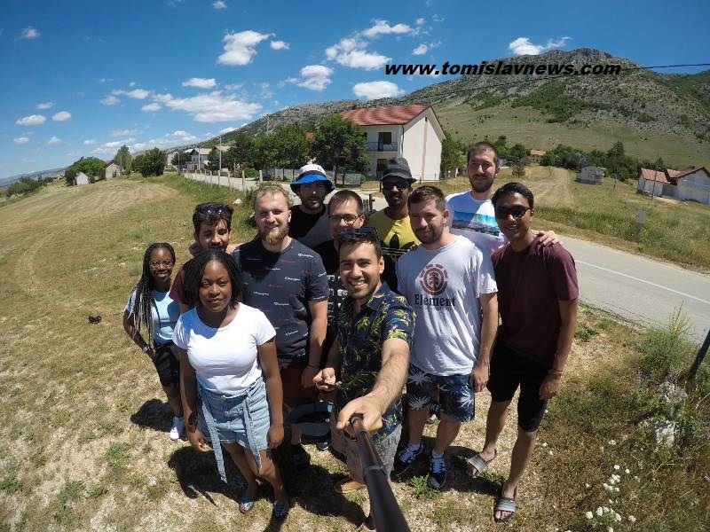 foto/ ekskluzivno: u duvanjskom selu omolju boravi 10 studenata sa svih strana svijeta!