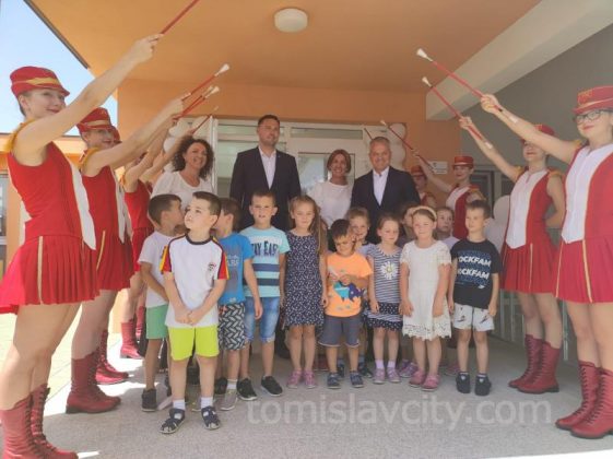 zvonko milas i ivan buntić uz pomoć djece svečano otvorili novi dio dječjeg vrtića u tomislavgradu