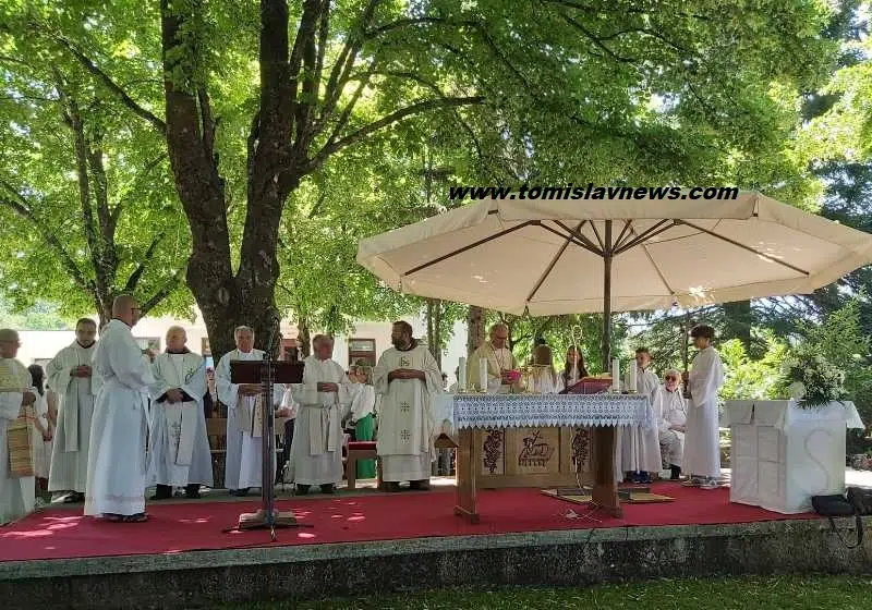 FOTO: Svečano misno slavlje u duvanjskoj Župi Grabovica na svetkovinu sv. Ante predvodio je kotorski biskup mons. Ivan Štironja, a nazočili su brojni vjernici