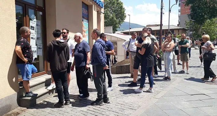 Navijači ponovo u redu čekaju na kupovinu ulaznica za utakmicu Zmajeva