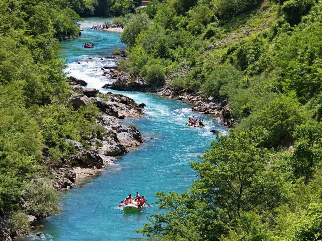 Selo Džajići ( Vodopad Crni vir i dolazna tačka raftera) selo dzajici