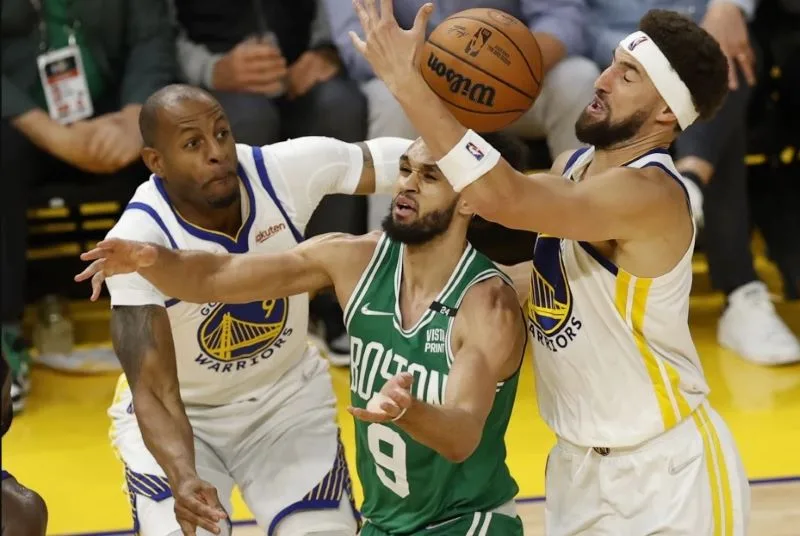 SPEKTAKL U VELIKOM NBA FINALU: CELTICSI POVELI I TO BREJKOM PROTIV GOLDEN STATEA