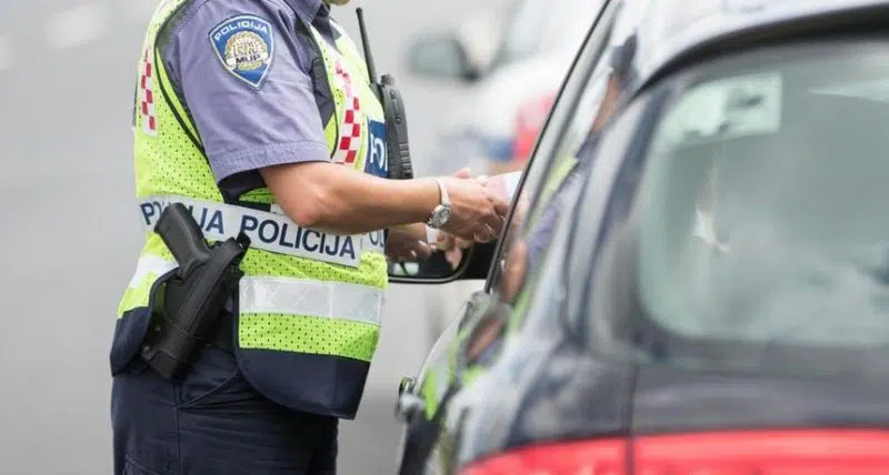 U Hrvatskoj se od 1. srpnja uvodi kartično plaćanje prometnih kazni na mjestu počinjenja prekršaja