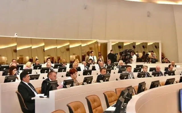 Umjesto akciza i smanjenja cijena goriva, političari digli sebi plaću 500 maraka