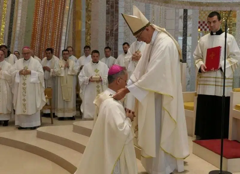 FOTO/VIDEO: Stavljanje palija na ramena nadbiskupa Kutleše