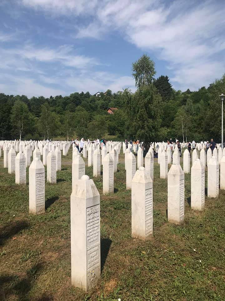 27. godišnjica genocida nad Bošnjacima u Srebrenici: danas će u Memorijalnom centru Srebrenica – Potočari, pored do sada ukopanih 6.671, vječni smiraj naći još 50 identificiranih žrtva genocida