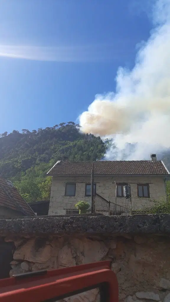 Požar na lokalitetu Boračkog jezera; Služba za CZ i vatrogastvo uputila zahtjev za dva helikoptera OS BiH