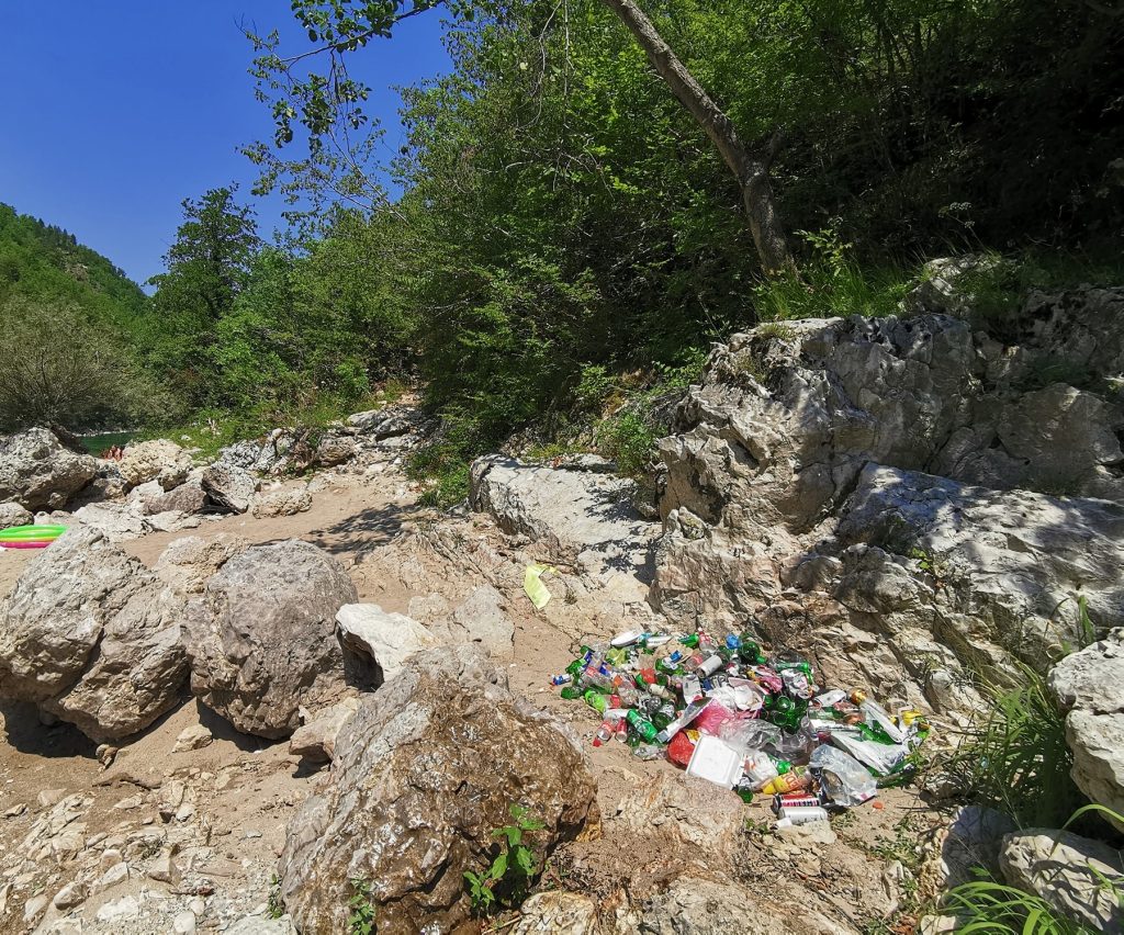 akcijom adija husića očišćena plaža na kojoj su nesavjesni kupači ostavili smeće                          