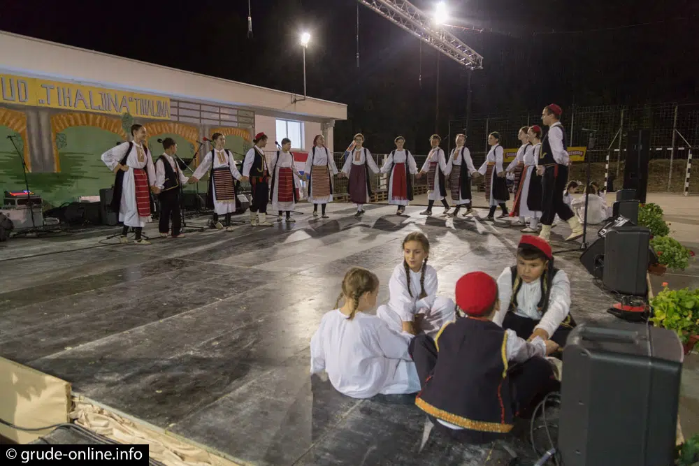 FOTO: U Tihaljini održana 11. folklorna večer