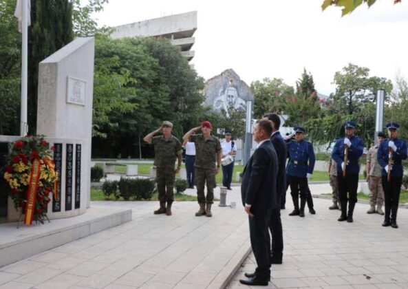 Sanchez i Kordić u Mostaru položili vijence ispred spomenika poginulim španskim vojnicima