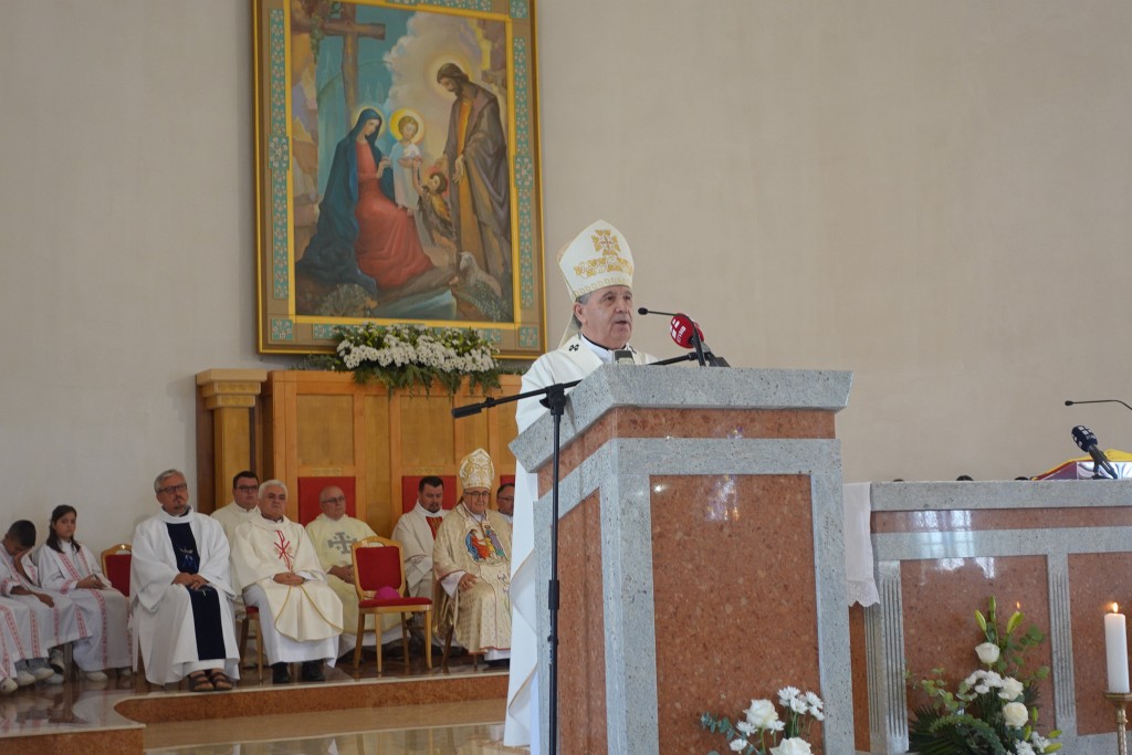foto : propovijed nadbiskupa vukšića tijekom misnog slavlja na 5. obiteljski dan u bih u kupresu