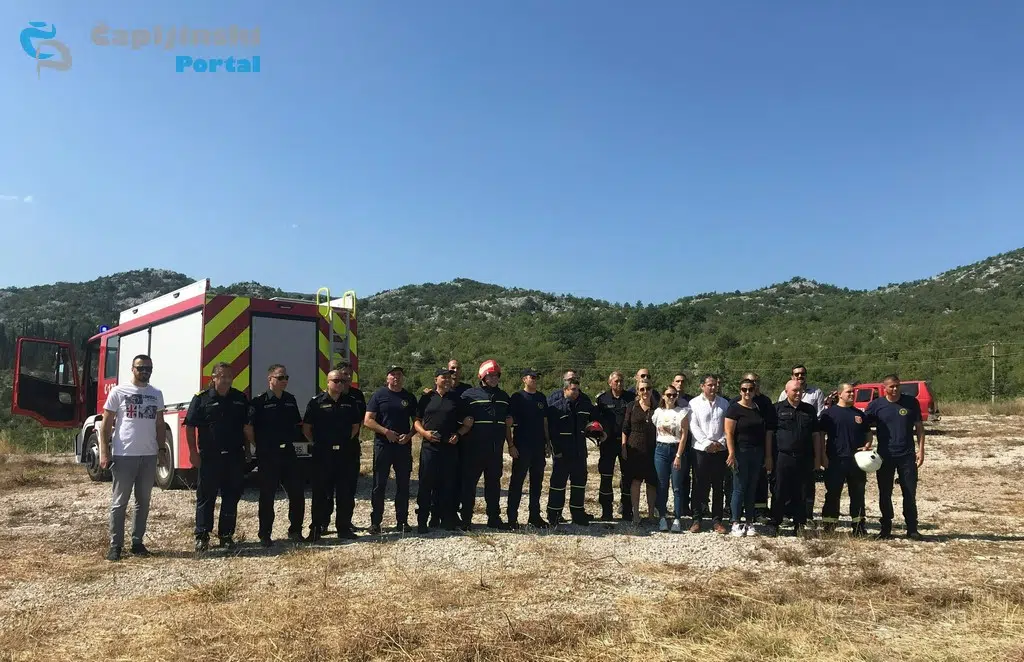 FOTO | Ravno: Više od 30 vatrogasaca sudjelovalo u zajedničkoj vatrogasnoj vježbi