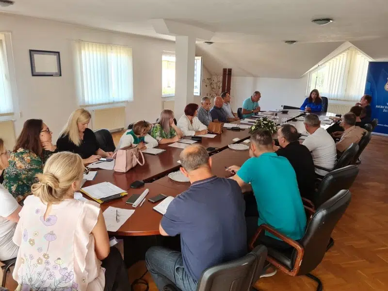 ODRŽAN kolegij s ravnateljima osnovnih i srednjih škola na kojemu je dogovorena distribucija besplatnih udžbenika po školama HBŽ