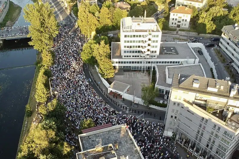 U Sarajevu prosvjed pred Schmidtovim uredom: “Ne želimo izmjene izbornog zakona”