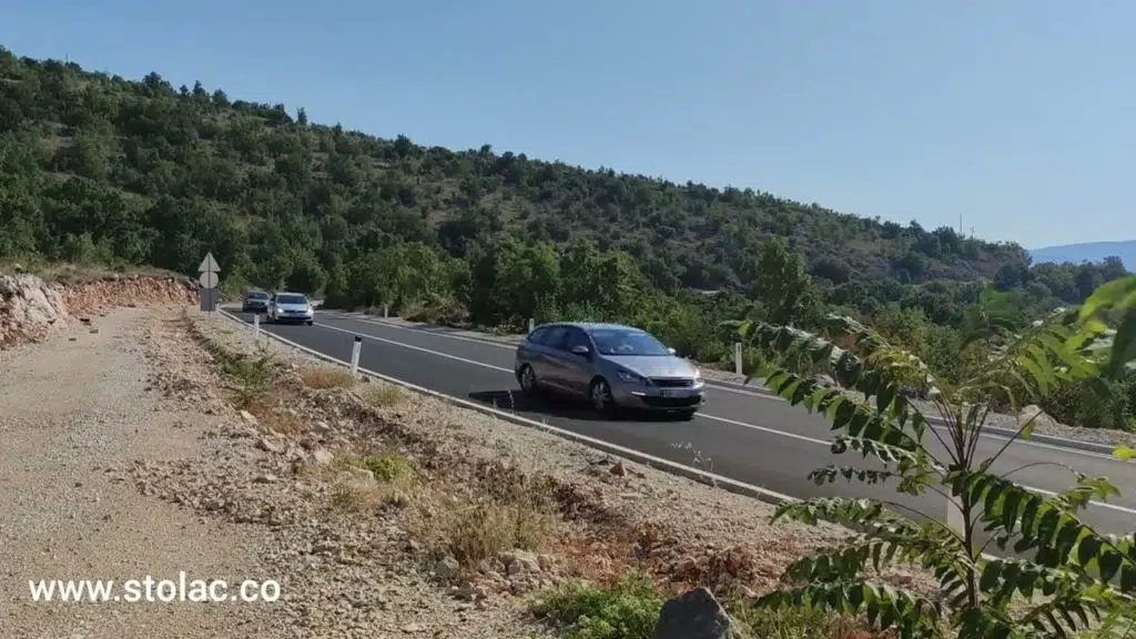 VIDEO | Sve veći broj turista putuje kroz Stolac do Neuma; gužve od ranog jutra