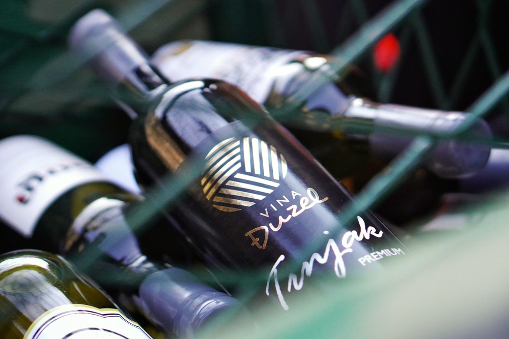 Imotska autohtona vina dozrijevaju na dnu Modrog jezera