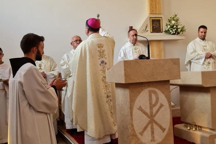 FOTO: Pod svečanim misnim slavljem biskup Palić posvetio crkvu i oltar u Zagorju