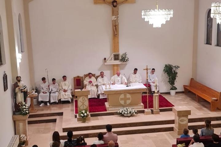 FOTO: Pod svečanim misnim slavljem biskup Palić posvetio crkvu i oltar u Zagorju