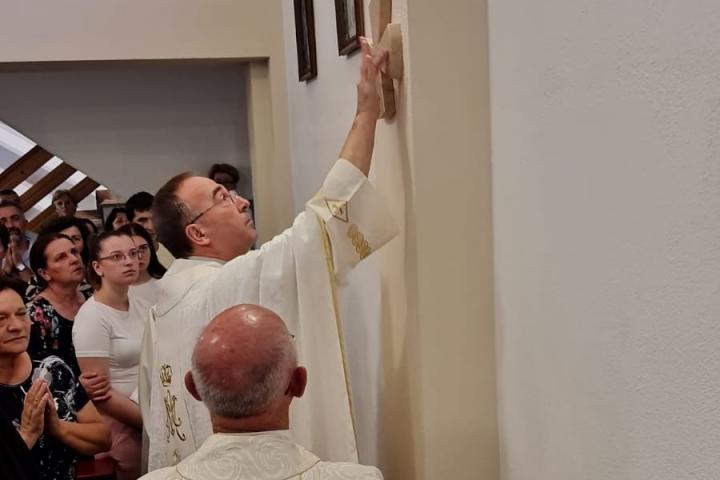 foto: pod svečanim misnim slavljem biskup palić posvetio crkvu i oltar u zagorju