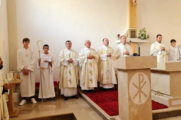 FOTO: Pod svečanim misnim slavljem biskup Palić posvetio crkvu i oltar u Zagorju