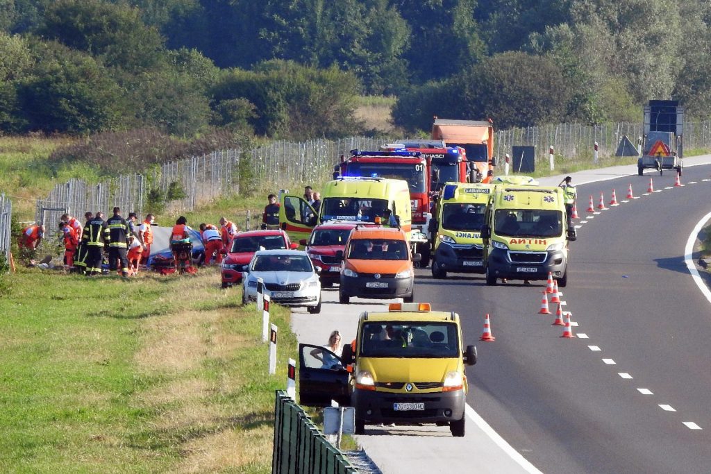 Poljski bus sletio s autoceste u Hrvatskoj, poginulo najmanje 11 ljudi, ozlijeđene 34 osobe