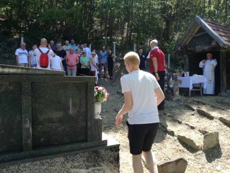 borova ravan: molitva i okupljanje na grobovima predaka