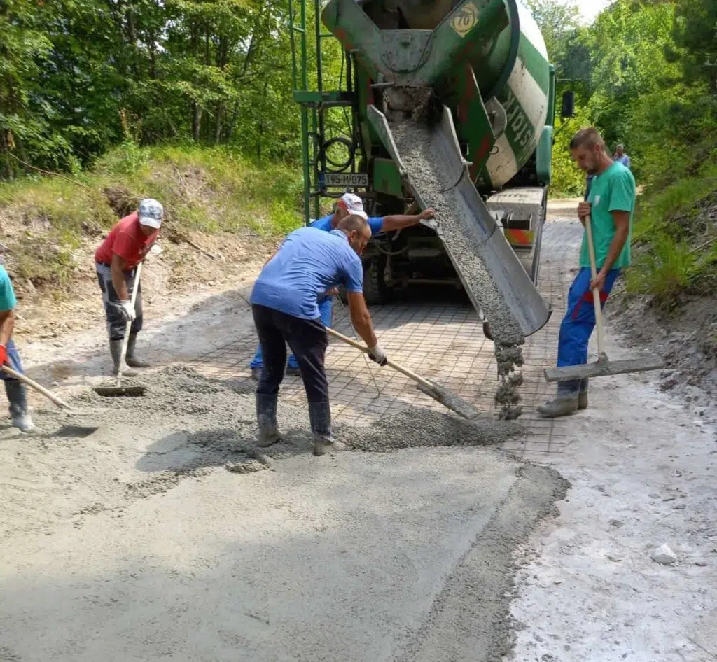 Počelo betoniranje dijela puta Glavatičevo-Grušča