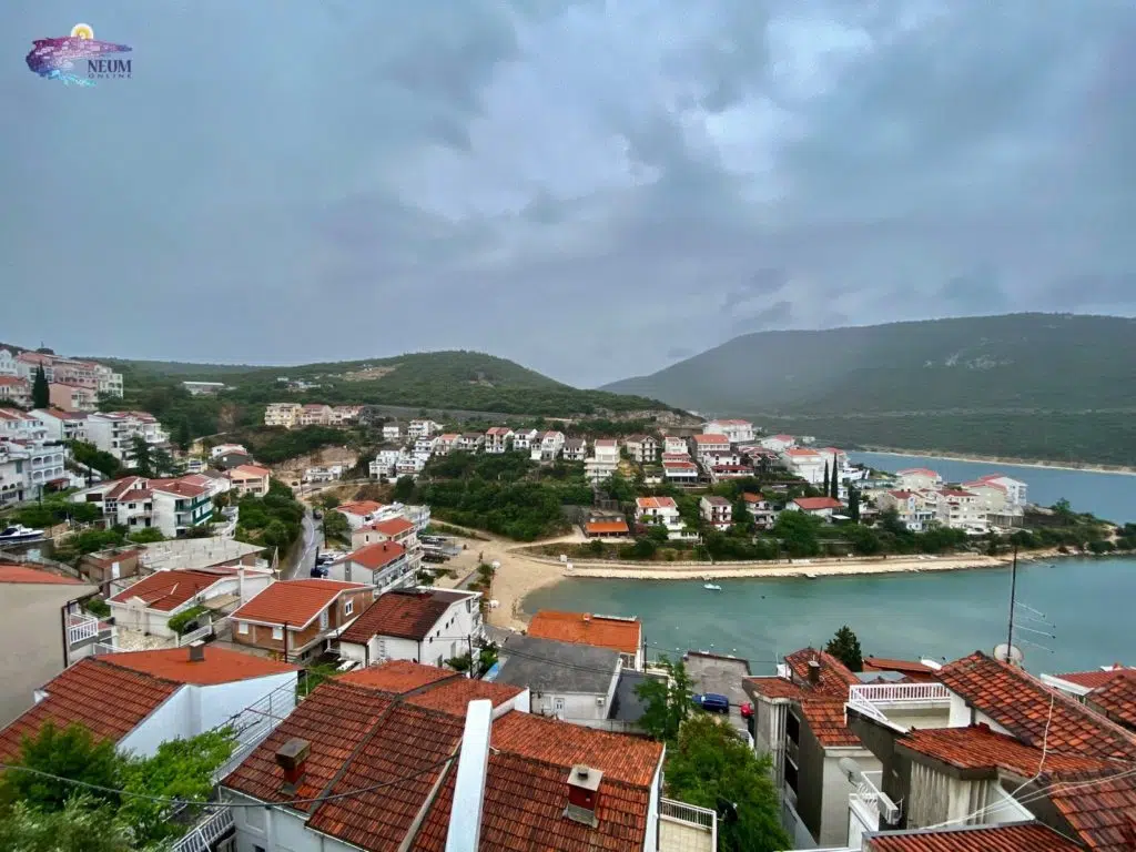 Kiša, grmljavina i pad temperature otjerali kupače s plaža u Neumu
