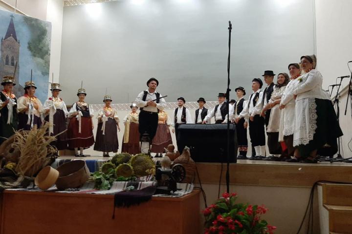 „Silo na ognjištu“ predstavilo tradiciju i običaje Hrvata iz dalmatinske Zagore, Slavonije, Bosne, Like i Hercegovine