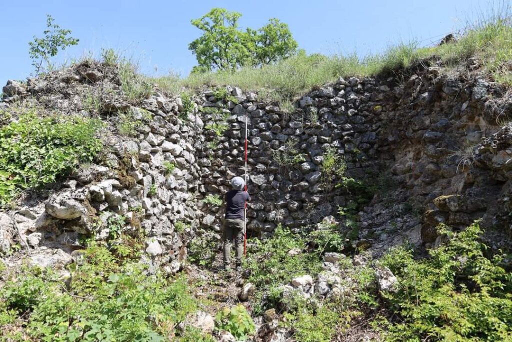 uređen okoliš arheološkog nalazišta gradina na gracu